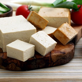 Blöcke Naturtofu und Räuchertofu