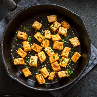 Tofu wird in der Pfanne angebraten
