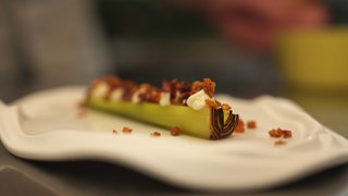 Gegrillte Lauchherzen mit Schmand und Speck