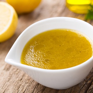 Salatdressing mit Zitrone