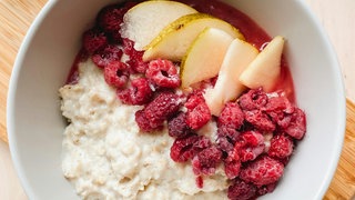 Entzündungshemmend: Porridge aus Haferflocken mit Himbeere, Kurkuma und Birne