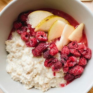 Entzündungshemmend: Porridge aus Haferflocken mit Himbeere, Kurkuma und Birne