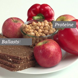 Vollkornbrot, Kicherebsen, Paprika und Äpfel auf einem Teller