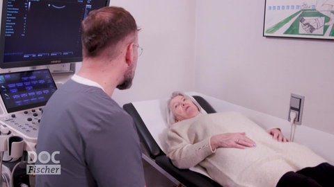 Patientin bei der Ultraschalluntersuchung