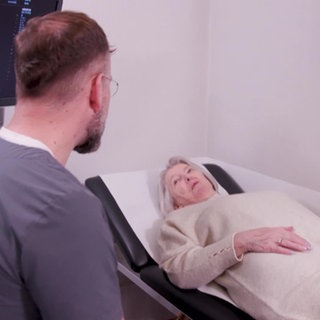 Patientin bei der Ultraschalluntersuchung