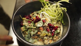 Linsensalat mit Tahini-Dressing und Babyspinat. Das Rezept.