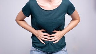 Magenschmerzen aufgrund einer Magenschleimhautentzündung können schmerzhaft und langwierig sein