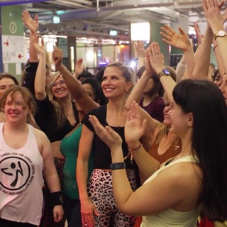 Julia Fischer mit einer Gruppe von Frauen bei einer Zumba-Stunde