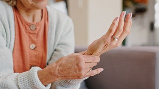 Das Tückische an Osteoporose: Häufig führen Schmerzen zu Schonverhalten, das den Knochenabbau weiter beschleunigt.