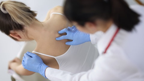 Meist beginnt Osteoporose in der Wirbelsäule. Ein Rundrücken oder körperliches Schrumpfen können erste Anzeichen sein.