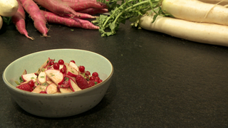 Kleingeschnittener Rettich und Radiesschen mit Himbeeren in einer Schüssel. Rezept für einen leckeren Rettichsalat