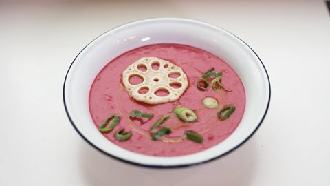 Rote Bete Suppe mit Lotuschips und Frühlingszwiebeln.