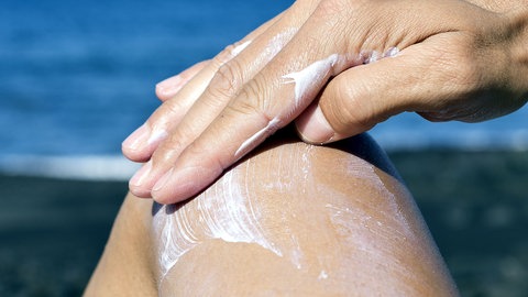 Eincremen mit Sonnenschutzmittel: Für den Schutz der Haut gegen Sonne ist nicht nur üppig eincremen wichtig, auch regelmäßig nachcremen. Sonnencreme, Hauttyp, Lichtschutzfaktor - wir klären auf.