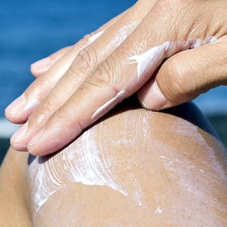 Eincremen mit Sonnenschutzmittel: Für den Schutz der Haut gegen Sonne ist nicht nur üppig eincremen wichtig, auch regelmäßig nachcremen. Sonnencreme, Hauttyp, Lichtschutzfaktor - wir klären auf.