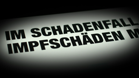 Eine abfotografierte Schlagzeile mit der Aufschrift "Im Schadenfall Impfschäden"