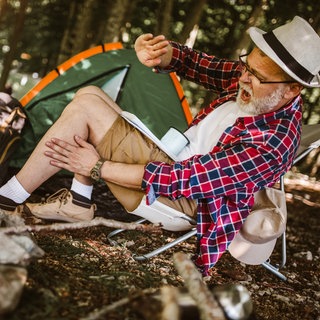 Ein Mann schreit wegen einem Mückenstich. Kriebelmücke und Tigermücke breiten sich immer weiter aus. Auch andere Insekten verursachen schmerzhafte Bisse und Stiche. Hilfreiche Hausmittel und Tipps. 