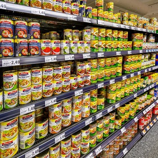 Konservendosen im Regal eines Supermarktes:Schädliches Bisphenol kann aus der Dosenbeschichtung in den Inhalt übergehen, warnt Stiftung Warentest.