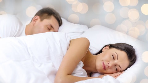Mann und Frau schalfen im Bett