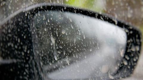 Wenn es regnet, bildet sich aus den Partikeln ein schmieriger Film