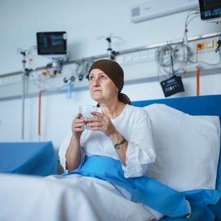 Eine Frau liegt im Krankenhaus. Warum Patientenverfügung und Vorsorgevollmacht für jeden wichtig sind – ob jung oder alt – und das Missverständnis bei der gesetzlichen Betreuung.  