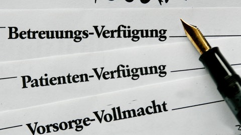 Ein Füllhalter liegt neben den Formularen für eine Betreuungsverfügung, eine Patientenverfügung und eine Vorsorgevollmacht. Wer Angehörigen eine Vorsorgevollmacht erteilt, kann dadurch die Bestellung eines gesetzlichen Betreuers im Krankheitsfall vermeiden. Doch eine Generalvollmacht birgt auch Gefahren.