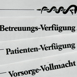 Ein Füllhalter liegt neben den Formularen für eine Betreuungsverfügung, eine Patientenverfügung und eine Vorsorgevollmacht. Wer Angehörigen eine Vorsorgevollmacht erteilt, kann dadurch die Bestellung eines gesetzlichen Betreuers im Krankheitsfall vermeiden. Doch eine Generalvollmacht birgt auch Gefahren.