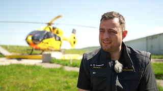 Notarzt Werner Armbruster weiß nie, was ihn bei seinem Dienst im Rettungshubschrauber erwarten wird.