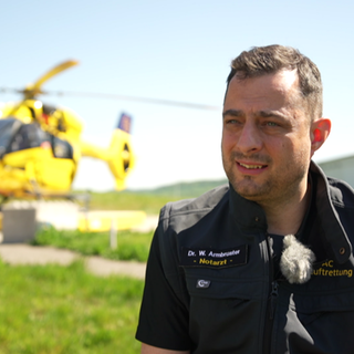 Notarzt Werner Armbruster weiß nie, was ihn bei seinem Dienst im Rettungshubschrauber erwarten wird.