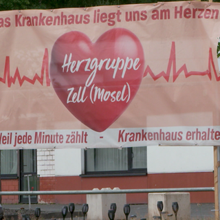 Demobanner gegen Klinikschließung in Zell