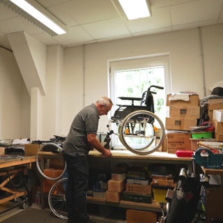 Hunsrücker Orthopädie-Techniker hilft dreijähriger Amber aus Namibia Laufen zu lernen