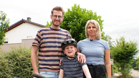 Der neunjährige Henry Busse zwischen seinen Eltern Alexandra und Jens