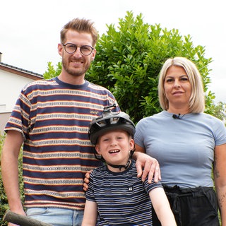 Der neunjährige Henry Busse zwischen seinen Eltern Alexandra und Jens