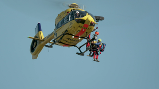 Die Mannschaft von Rettungshelikopter „Christoph 66“ übt den Umgang mit der Seilwinde.