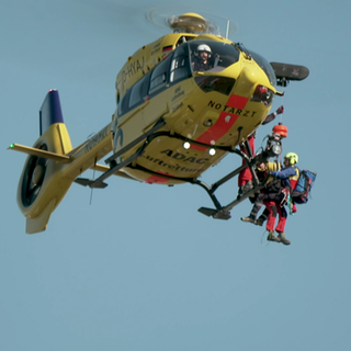 Die Mannschaft von Rettungshelikopter „Christoph 66“ übt den Umgang mit der Seilwinde.