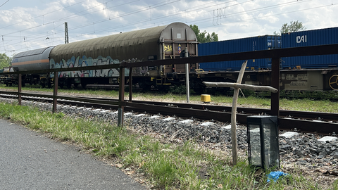 Kreuz vor einem Güterwaggon