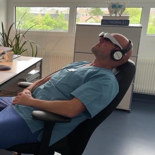 Ein Patient schaut sich Serien durch die HappyMed-Brille an