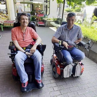 Richard Wagner (links im Bild) verhalf Pavlo Myshev zu einem eigens für ihn umgebauten Elektrorollstuhl.