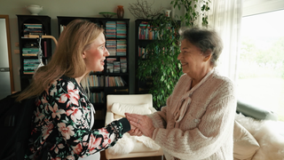 Palliativ-Ärztin Dr. Daphne Hahn begleitet Geraldine Trunk-Leibfried in ihrem Zuhause