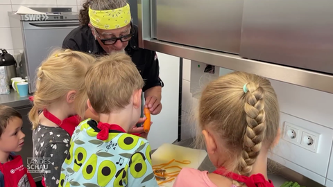 Sternekoch kocht mit Kindern