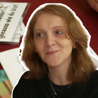 Frau mit Briefen im Hintergrund