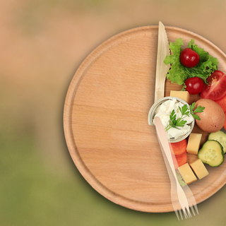 Intervallfasten: 16 Stunden am Tag wird gefastet. Innerhalb der verbleibenden 8 Stunden darf gegessen werden. Mit Maß und Ziel, versteht sich. 