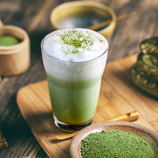 Match-Tee mit Utensilien im Hintergrund