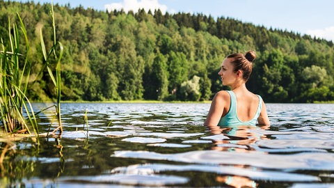 Baden in Flüssen und Bächen.