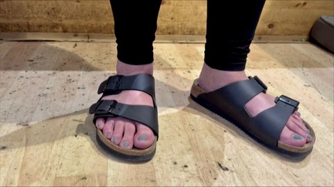 Frauenfüße in Fußbettsandalen