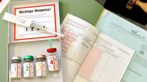 Eine Spritze und Medikamente zur Hyposensibilisierung bei Heuschnupfen: So können Allergien langfristig bekämpft werden.