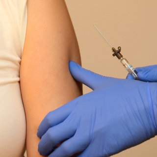 Eine Immunisierung für Infektionekrankheiten hält nicht ewig. Deshalb sollten Erwachsene Impfungen auffrischen.