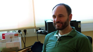 Dr. Philipp Höschele sitzt in seiner Arztpraxis in Steinenberg.