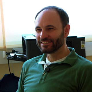 Dr. Philipp Höschele sitzt in seiner Arztpraxis in Steinenberg.