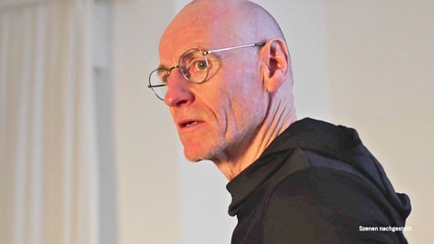 Detektiv Andreas Mutenzer ist in einer Wohnung im Einsatz