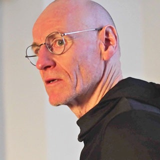 Detektiv Andreas Mutenzer ist in einer Wohnung im Einsatz